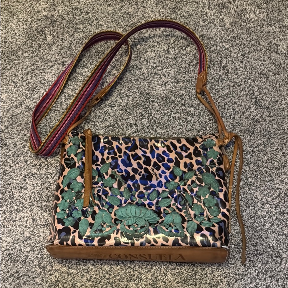 Consuela Downtown Crossbody 
**EXCELLENT PRE-LOVED COND-NEEDS A CLEANING**